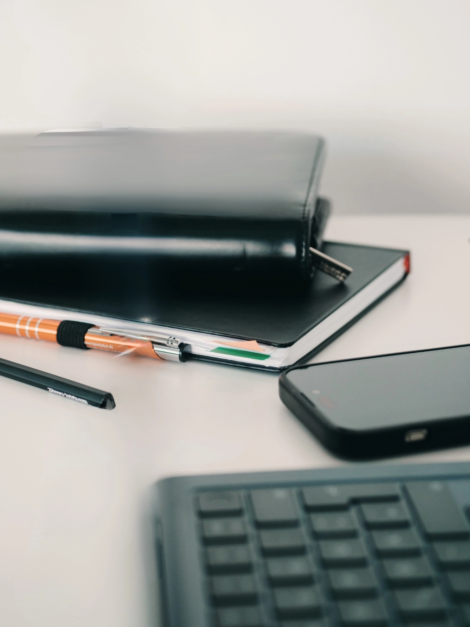 Ingrid Nemeth nutzt Smartphone und Notebook für geschäftliche Kommunikation