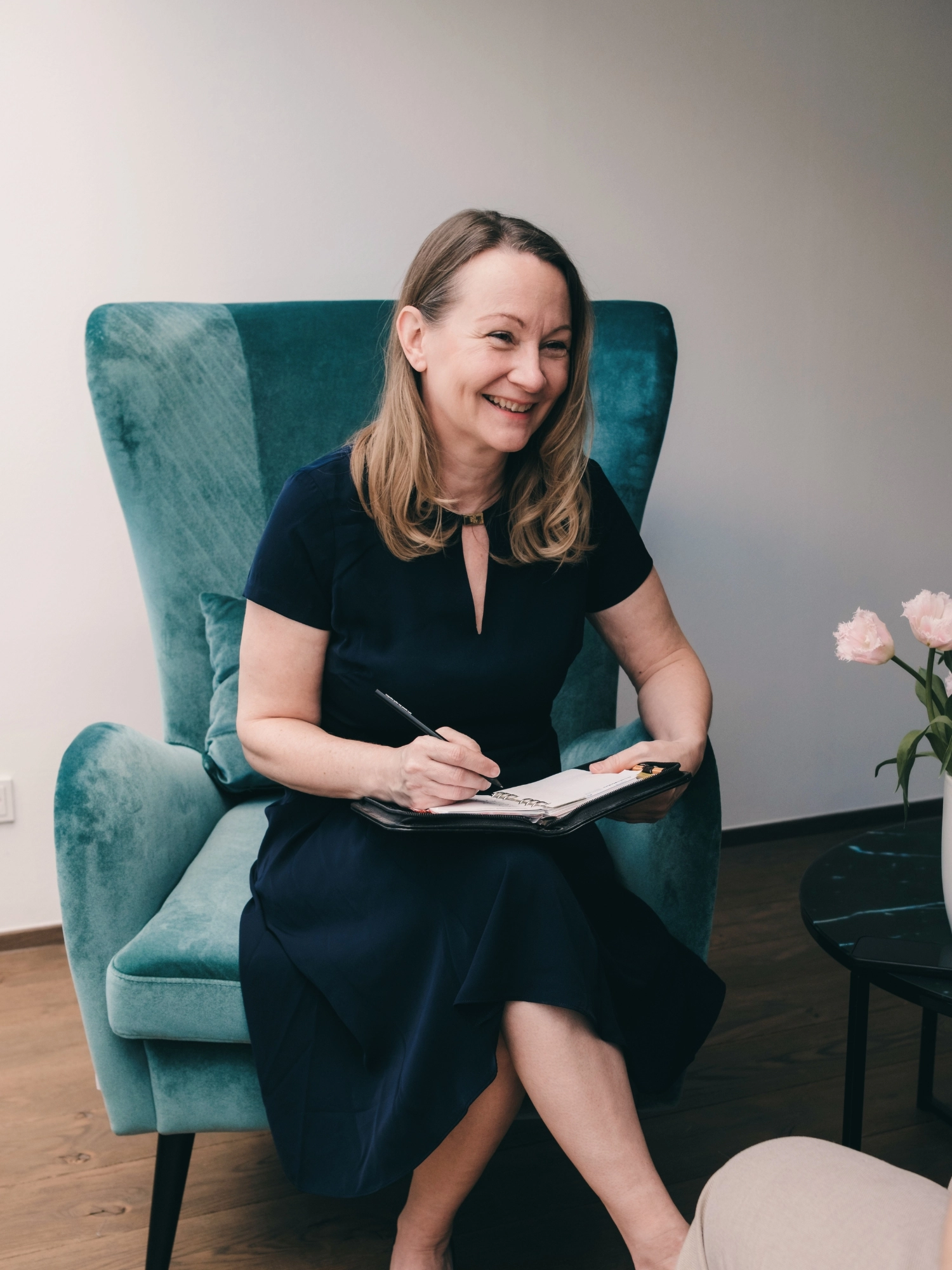 Ingrid Nemeth macht Notizen während eines Strategiegesprächs