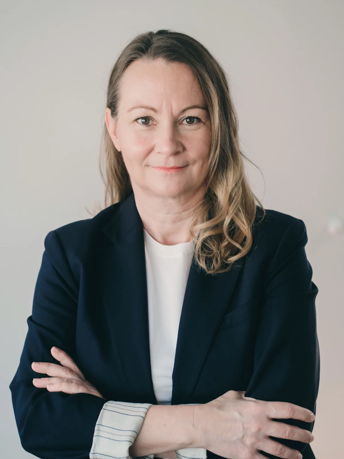 Ingrid Nemeth mit verschränkten Armen, professionelle Beraterin für Struktur und Prozesse